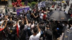 Tanat Thanakitamnuay reconciles with Red Shirts in Bangkok on Aug. 8, 2021. (VOA/Vijitra Duangdee)