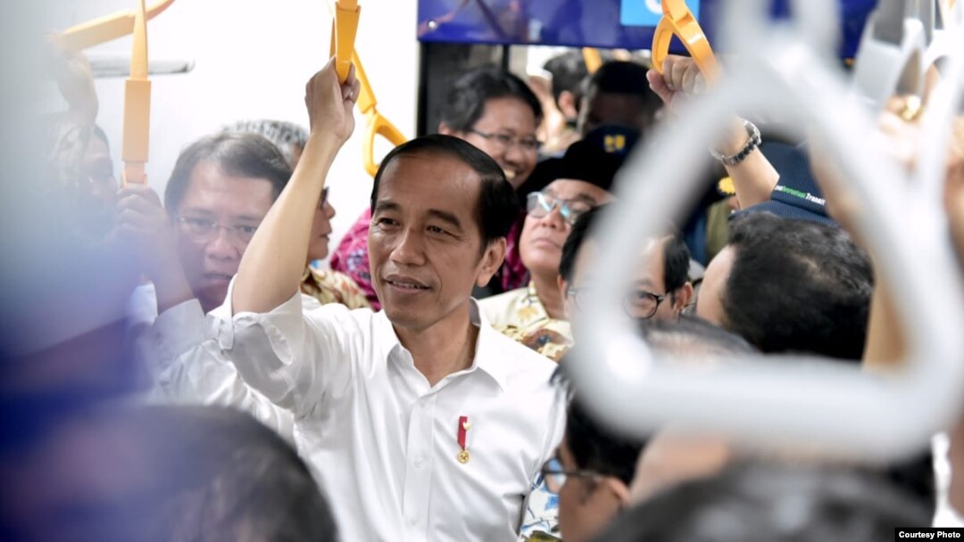 Presiden Jokowi melakukan uji coba naik MRT dari Stasiun Bundaran HI-Lebak Bulus, di Jakarta, Selasa (19/3) (Foto: Biro Pers Sekretariat Presiden).
