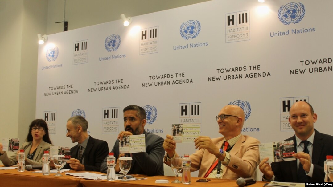 Delegasi peserta Prepcom 3 UN Habitat III di Surabaya memberikan keterangan pers mengenai pentingnya memasukkan isu transportasi untuk mendukung penataan kota.