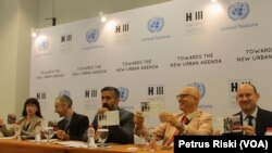 Delegasi peserta Prepcom 3 UN Habitat III di Surabaya memberikan keterangan pers mengenai pentingnya memasukkan isu transportasi untuk mendukung penataan kota.