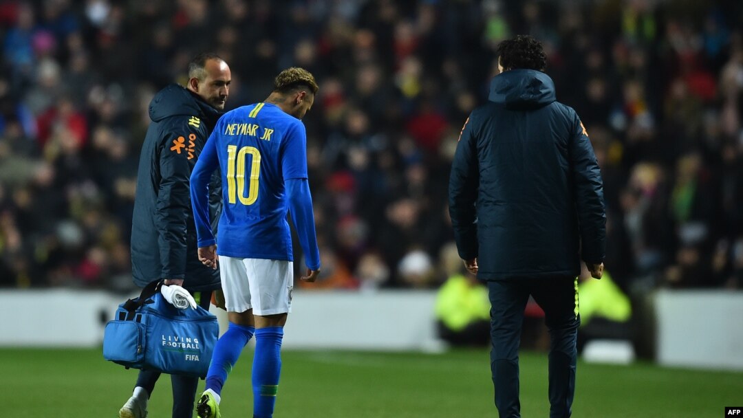 Neymar meninggalkan lapangan setelah mengalami cedera dalam laga persahabatan internasional antara Brazil dan Kamerun di Stadion MK di Milton Keynes, Inggris tengah, 20 November 2018.