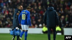 Neymar quitte la pelouse après une blessure lors du match Cameroun-Brésil à Londres, Angleterre, le 20 novembre 2018