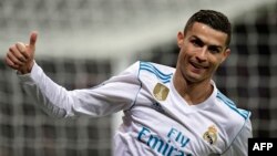 L'attaquant portugais du Real Madrid, Cristiano Ronaldo, lors du match de football du Real Madrid CF contre le Borussia Dortmund au stade Santiago Bernabeu de Madrid, 6 décembre 2017. 