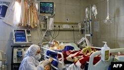 지난 3월 이란 테헤란의 병원에서 보호장비를 착용한 의료진이 신종 코로나바이러스 감염증(COVID-19) 환자를 돌보고 있다. 