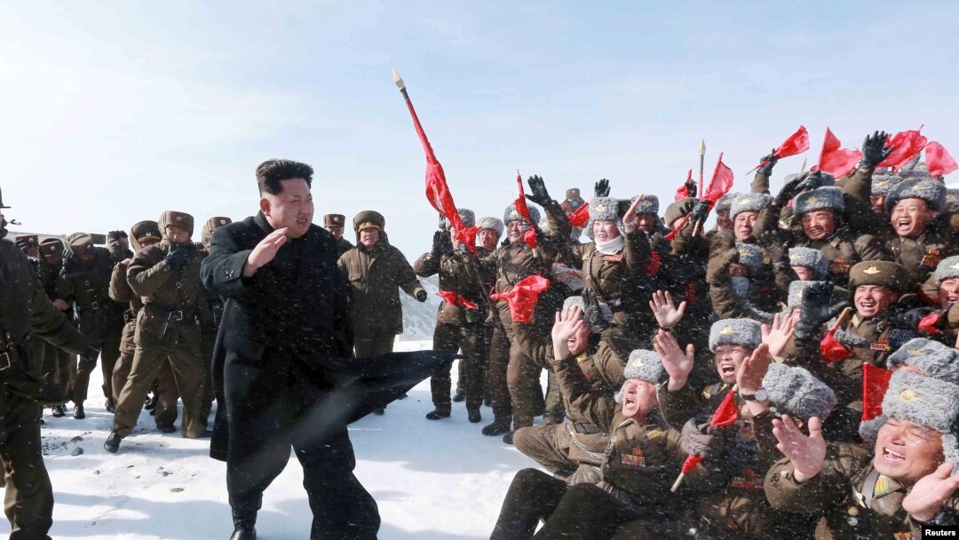 Shimoliy Koreya rahbari Kim Chen Un harbiy uchuvchilar davrasida