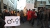 ARCHIVO - Una activista lleva un cartel que promueve la igualdad de género en un mitin en Rabat, Marruecos.