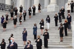 미국 연방하원의 여성의원들이 지난해 9월 워싱턴 연방의사당에 안치됐다가 장례식장으로 운구되는 루스 베이더 긴즈버그 대법관의 관을 향해 조의를 표하고 있다. (자료사진)