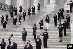 미국 연방하원의 여성의원들이 지난해 9월 워싱턴 연방의사당에 안치됐다가 장례식장으로 운구되는 루스 베이더 긴즈버그 대법관의 관을 향해 조의를 표하고 있다. (자료사진)