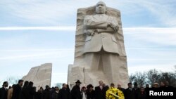 Walikota Washington DC, Vincent Gray (tengah), memberikan sambutan dalam peringatan hari Martin Luther King, Jr. di depan patung MLK di Washington, Senin (20/1). 