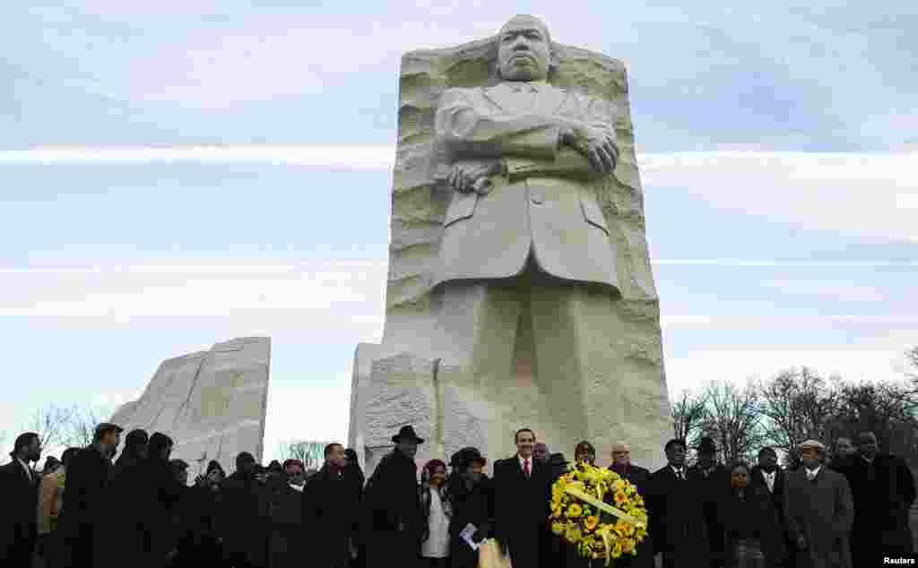 Walikota Washington DC, Vincent Gray (tengah) memimpin peringatan mengenang tokoh hak-hak sipil AS, Dr. Martin Luther King, Jr. di Tugu Peringatan MLK di kota Washington.