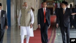 PM India Narendra Modi dan Presiden Indonesia Joko Widodo mengunjungi Masjid Istiqlal di Jakarta dalam kunjungan Modi ke Indonesia, 30 Mei 2018 lalu (foto: dok). 