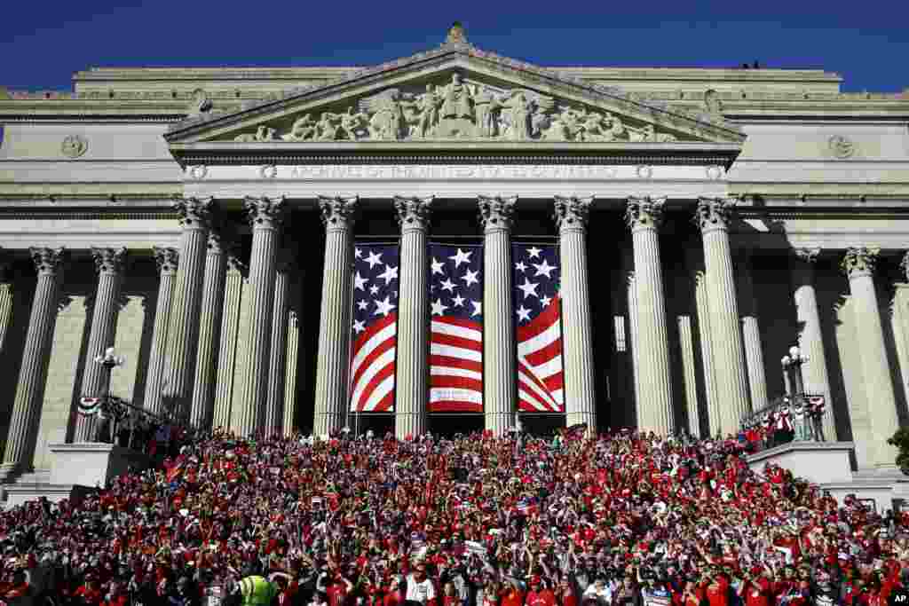 Miles de fanáticos reunidos bajos las gradas del edificio del archivo nacional par poder observar el desfile organizado para celebrar el gane de los Washington Nationals sobre los Houston Rockets.