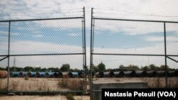 Pipa-pipa yang menggantikan pipa berlapis timbal yang mencemari air di Flint, Michigan (12/10). (VOA/ Nastasia Peteuil)