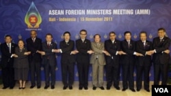 Para Menlu ASEAN dan Sekjen ASEAN berfoto bersama di sela-sela pertemuan diplomatik hari Selasa di Nusa Dua, Bali (15/11). Para Menlu ASEAN mendukung Burma untuk menjadi Ketua ASEAN tahun 2014.