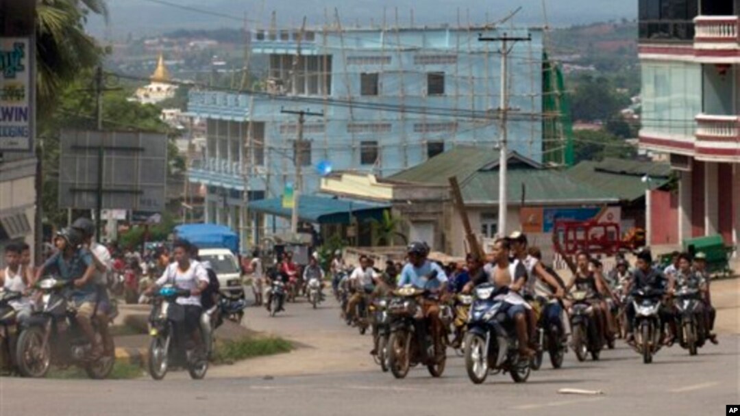 Ratusan umat Budha bersepeda motor lengkap dengan senjata pentungan melakukan patroli di jalanan kota Lashio, Burma timur, Rabu (29/5).