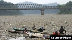 Sampah plastik terlihat menutupi permukaan Sungai Citarum, Jawa Barat, yang masuk dalam daftar 10 tempat paling tercemar di dunia tahun 2013 (Foto: dok)