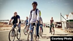 Jeffrey Mulaudzi leads a bike tour in Alexandra, Johannesburg. (Photo courtesy Jeffrey Mulaudzi) 