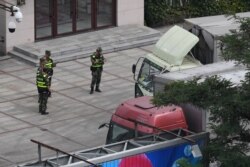 중국 단둥 세관에서 공안들이 북한에서 돌아오는 화물차를 검사하고 있다.