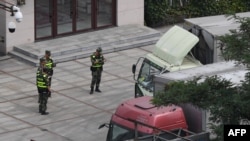 중국 단둥 세관에서 공안들이 북한에서 돌아오는 화물차를 검사하고 있다.