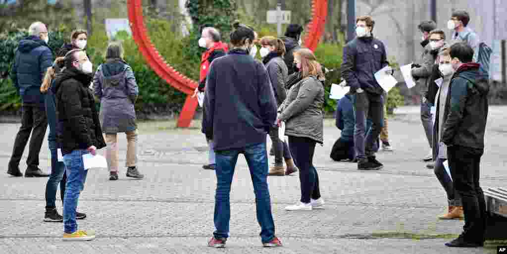 در آغاز ترم جدید در دانشگاه دورتموند در آلمان، دانشجویان و کارکنان در انتظار دادن تست کرونا ایستاده‌اند.