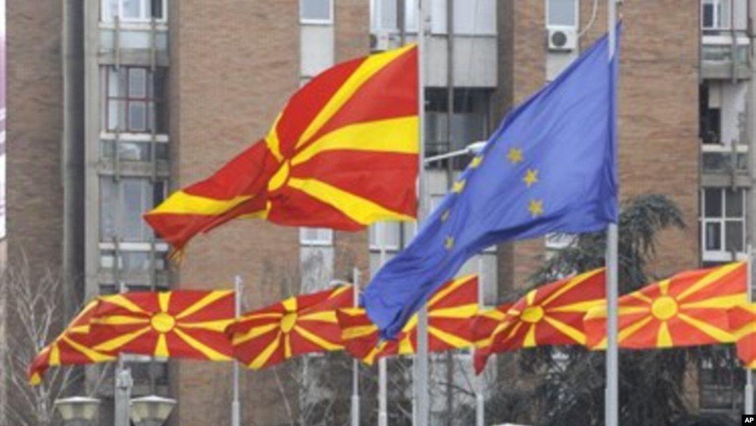 Arhiva - Makedonske i evropske zastave vijore se jedne pored drugih u glavnom gradu Makedonije, Skoplju, 15. mart 2012.