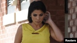 Jill Kelly sale de su residencia el lunes 12 de noviembre en Tampa, Florida. El domingo habría hecho 5 llamadas al 911pidiendo protección diplomática.