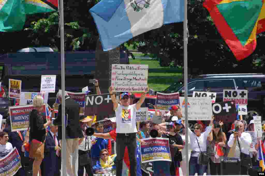 Los manifestantes piden la lliberación de los presos políticos como el líder político Leopoldo López y el profesor universitario Jorge Machado. Foto: Enzo Favarato. https://www.voanoticias.com/a/eeuu-oea-venezuela-cancilleres-reunion-consulta/3881649.html