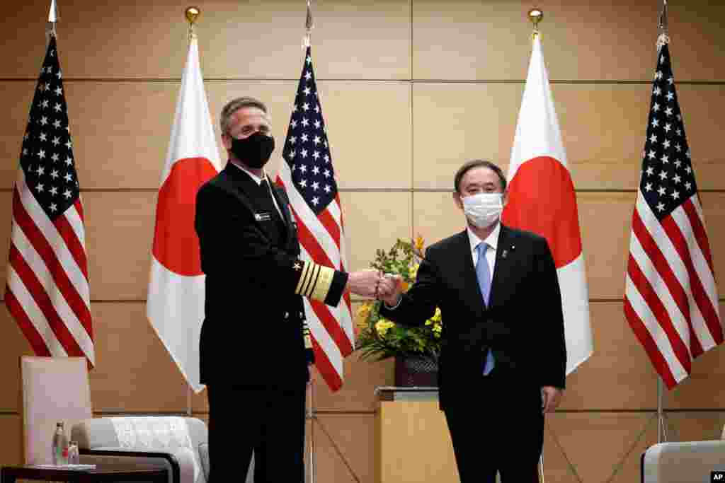 دریادار فیلیپ دیویدسون، فرمانده نیروهای ایالات متحده در منطقه هند – آرام با نخست وزیر ژاپن در دفتر او دیدار کرد.