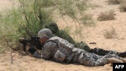 Des soldats indiens et américains lors de l'exercice militaire Yudh Abhyas à Mahajan, dans le secteur du Rajasthan, le 13 mars 2012.