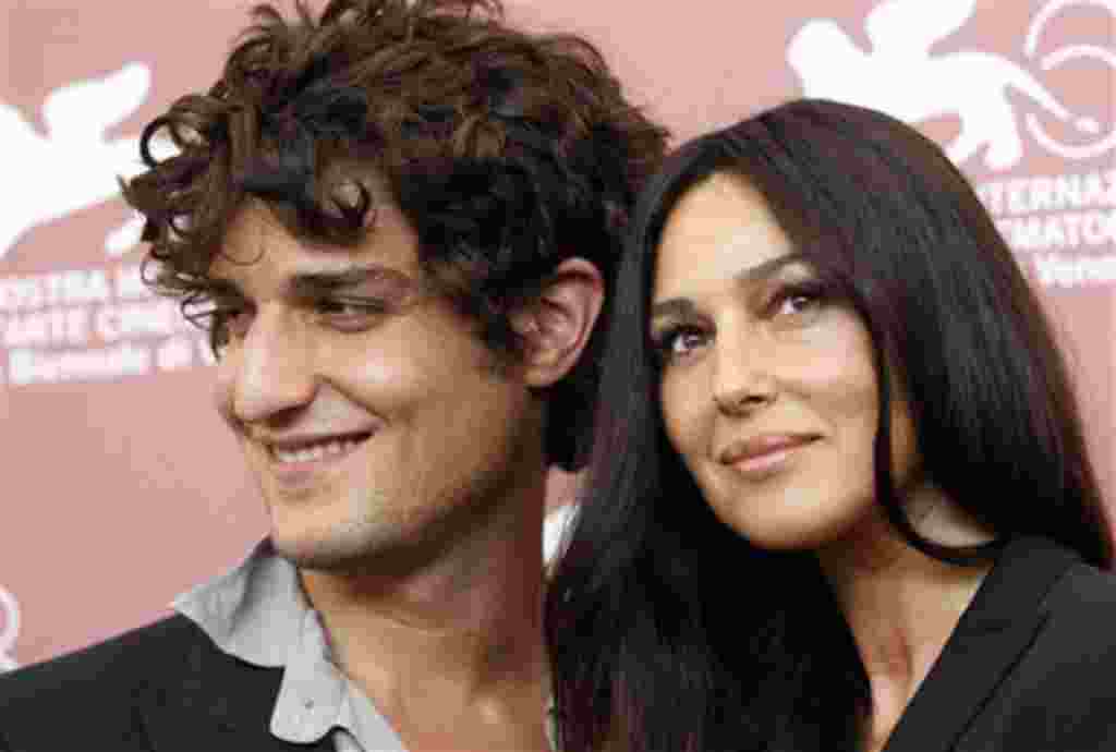 La actriz Monica Bellucci, y el actor Louis Garrel posan durante la sesión de fotos para su película 'Un Brulant Ete' en la edición 68 del Festival de Cine de Venecia en Italia.