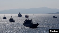 Kapal-kapal Angkatan Laut Turki berlatih melakukan latihan militer di Teluk Izmir, Turki di kawasan Laut Aegea (Foto dok: Reuters). 