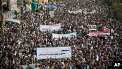 Shiite rebels, known as Houthis, gather during a protest against Saudi-led airstrikes in Sanaa, Yemen, Friday, April 10, 2015. (AP Photo/Hani Mohammed)