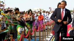 El presidente Barack Obama baila al rimo de la música en su recibimiento en Tanzania, el último país a visitar en su gira por África. 