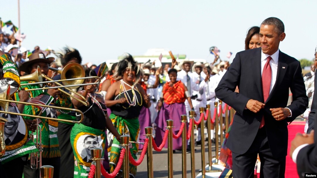 Presiden AS Barack Obama melakukan dansa saat tiba di bandara Julius Nyerere di Dar es Salaam, Tanzania (1/7). 