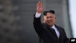 El líder norcoreano Kim Jong Un saluda durante el desfile militar del pasado sábado 15 de abril.