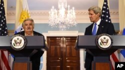 El secretario de Estado, John Kerry, escucha al presidente uruguayo José Mujica, en el Departamento de Estado.