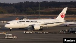 成田新東京國際機場上停靠的一架日航(JAL) 波音787客機。（資料照）
