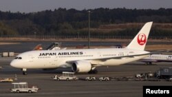 成田新东京国际机场上停靠的一架日航(JAL) 波音787客机。（资料照）