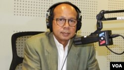 Ok Serei Sopheak, a governance specialist, appeared on an edition of the “Hello VOA” radio show. (Lim Sothy/VOA Khmer)