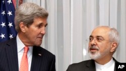 Ngoại trưởng Mỹ John Kerry, trái, và Bộ trưởng Ngoại giao Iran Mohammad Javad Zarif ở Lausanne, Thụy Sĩ, 16/3/2015.