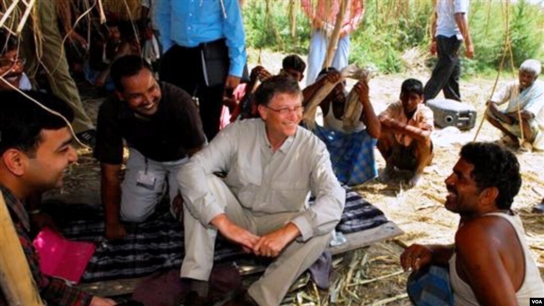 Pendiri Microsoft Bill Gates dalam sebuah kunjungan atas nama Yayasan Bill dan Melinda Gates ke sebuah daerah miskin di India.