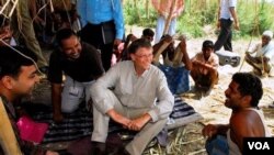 Pendiri Microsoft Bill Gates dalam sebuah kunjungan atas nama Yayasan Bill dan Melinda Gates ke sebuah daerah miskin di India.