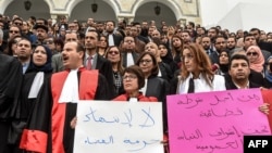 Des juges tunisiens devant le tribunal de Ben Arous, Tunis, le 1er mars 2018