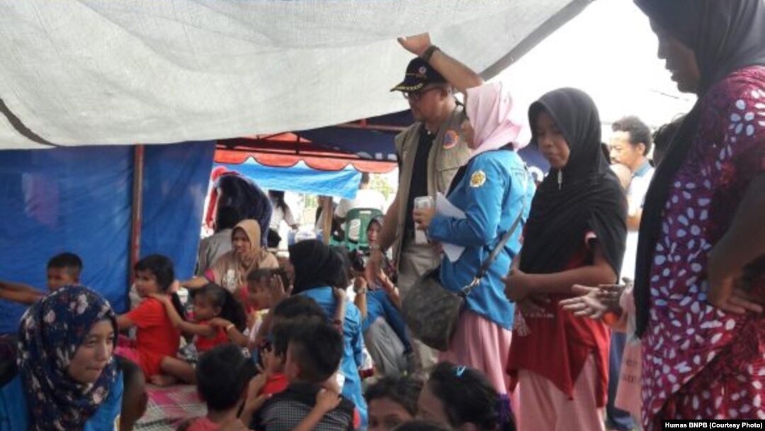 Petugas Badan Nasional Penanggulangan Bencana dan relawan pendamping, menghibur para pengungsi anak-anak pengungsi di tenda pengungsi kabupaten Pidie Jaya. (Foto: Humas BNPB)