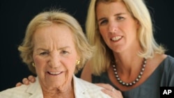 ARCHIVO - Ethel Kennedy, izquierda, posa para una fotografía con su hija Rory Kennedy, quien además dirigió el documental "Ethel", de la cadena HBO, el miércoles 1 de agosto de 2012 en Beverly Hills, California. 