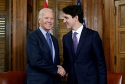 지난 2016년 12월 캐나다 온타리오에서 쥐스탱 트뤼도 캐나다 총리(오른쪽)가 조 바이든 미국 부통령과 만났다.