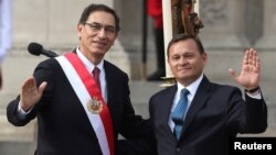 El presidente de Perú, Martín Vizcarra y el ministro de relaciones exteriores Néstor Popolizio, posan para los fotógrafos en el día de la juramentación de Popolizio en Lima, Perú, el 2 de abril de 2018. REUTERS/Guadalupe Pardo.