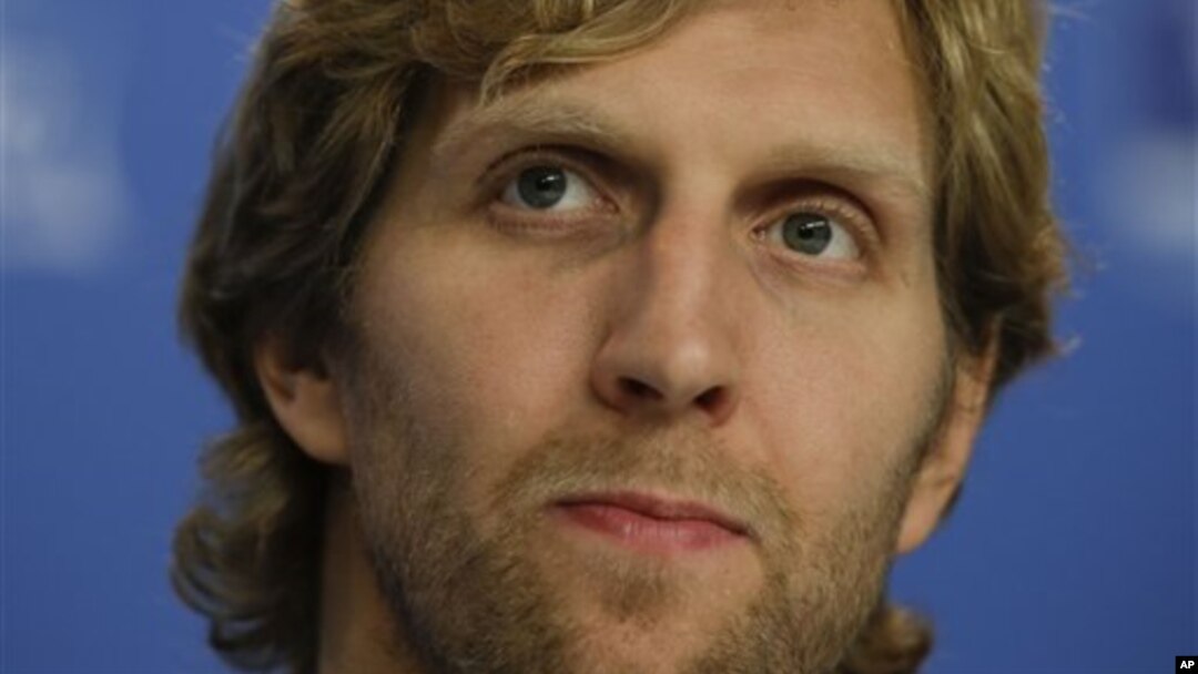 Dirk Nowitzki, pebasket Dallas Mavericks, berbicara dalam konferensi pers sebelum memulai latihan lengkap pertamanya dengan klub tersebut (17/12).