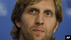 Dirk Nowitzki, pebasket Dallas Mavericks, berbicara dalam konferensi pers sebelum memulai latihan lengkap pertamanya dengan klub tersebut (17/12).