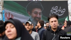 بیلبوردی با تصویر مجتبی خامنه‌ای در مراسم خاکسپاری فرماندهان نظامی کشته شده در عملیات نظامی آمریکا و اسرائیل در ایران